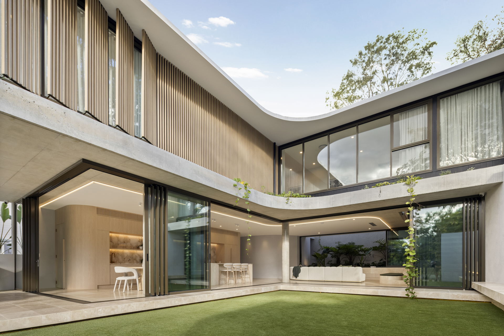 Indoor and outdoor living around the courtyard